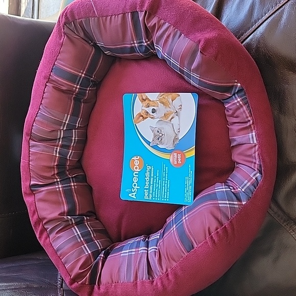 AspenPet Other - AspenPet NWT Small Pet Bed Maroon with coordinating plaid